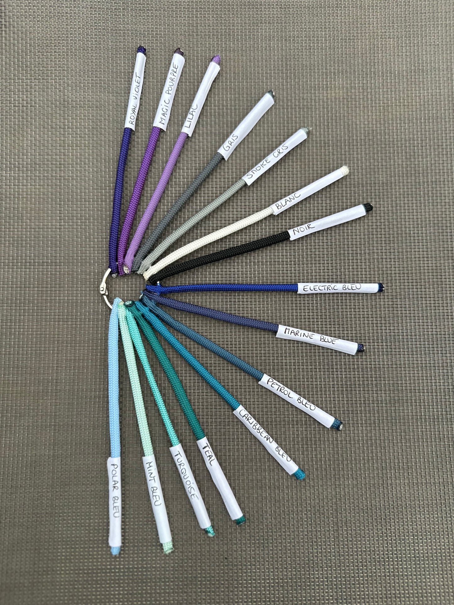 COLLIER ANTI-TIQUES